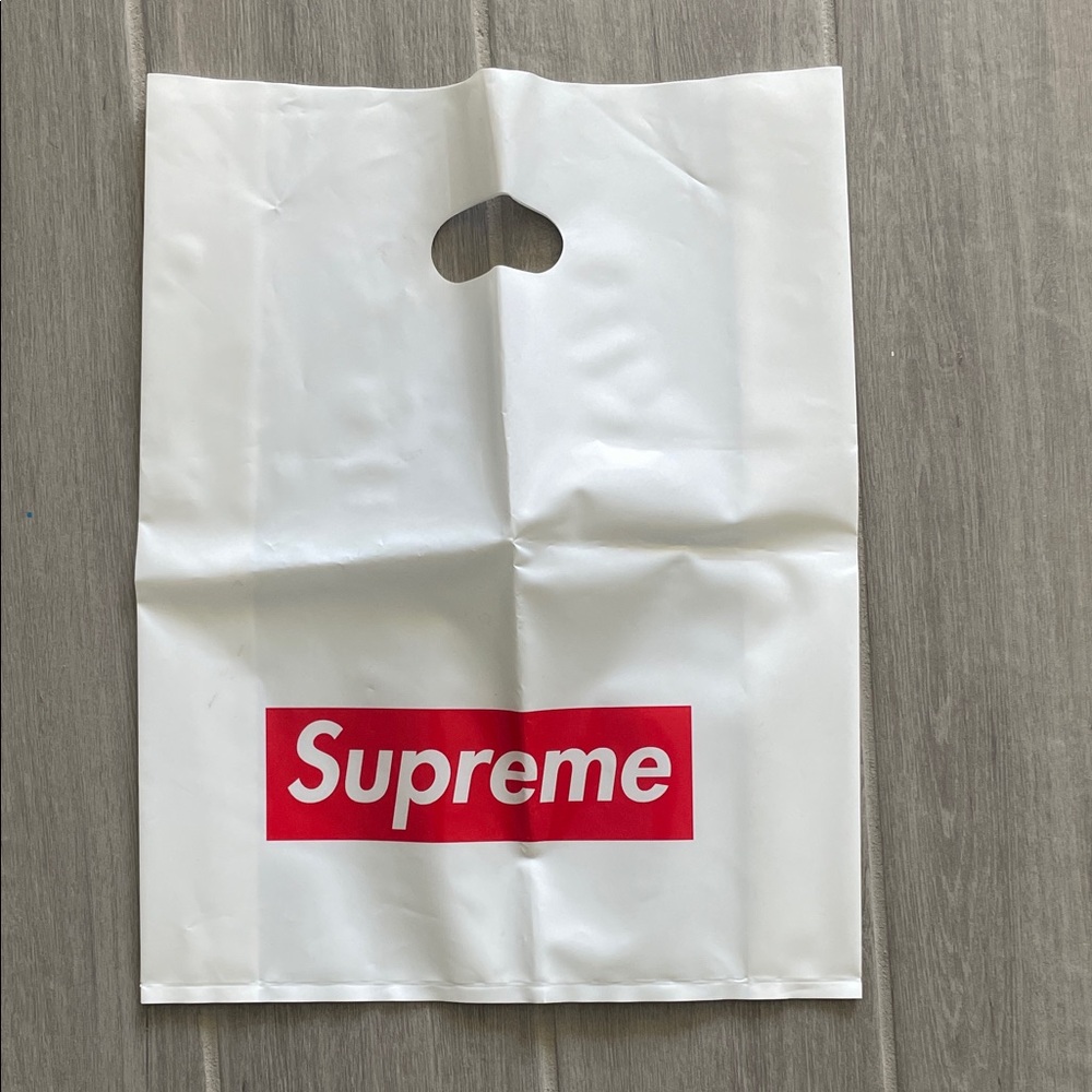🤍 Supreme red White Store Bag – Collector’s Streetwear Item 🤍